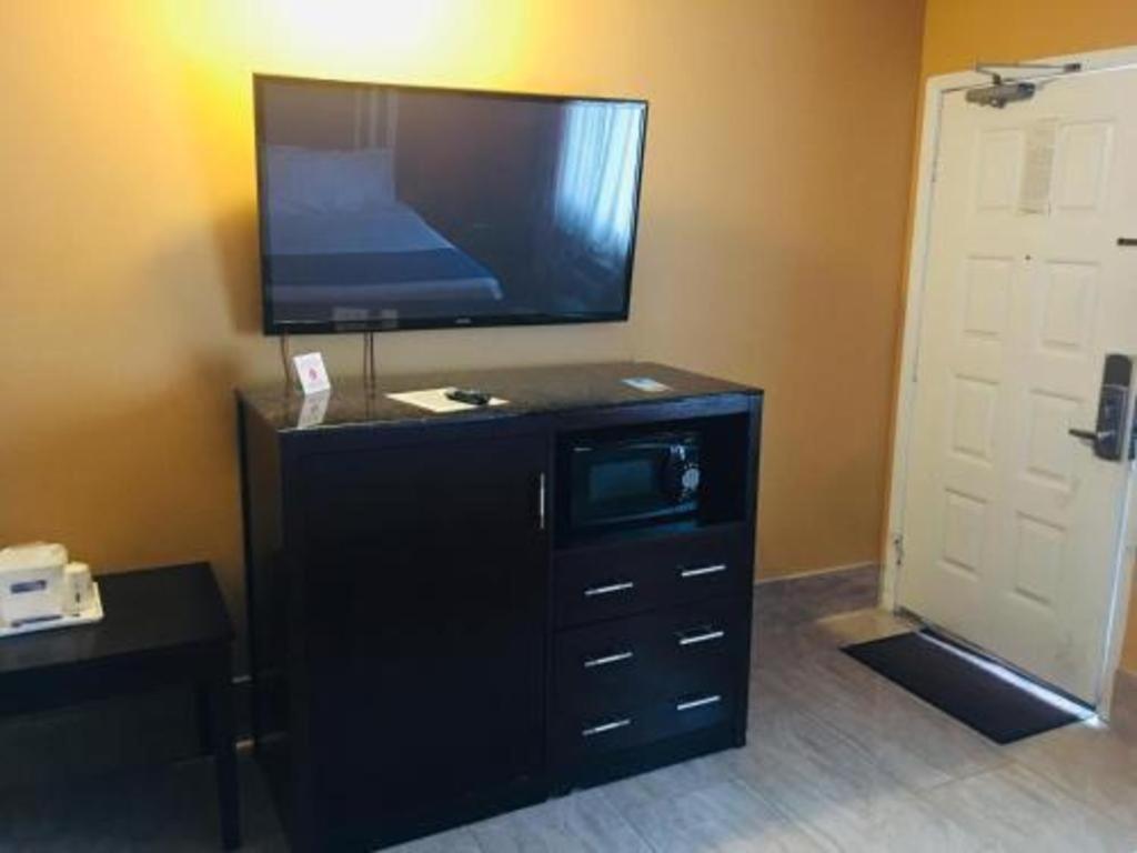Travelodge By Wyndham Bay Shore Long Island Bagian luar foto
