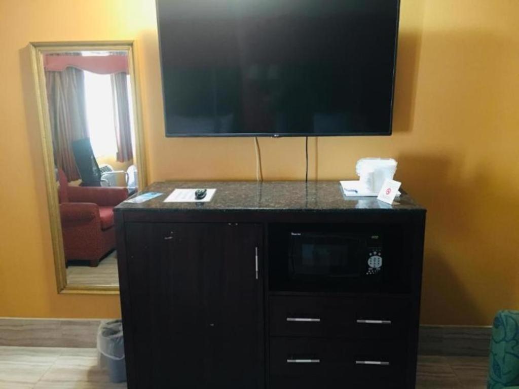 Travelodge By Wyndham Bay Shore Long Island Bagian luar foto