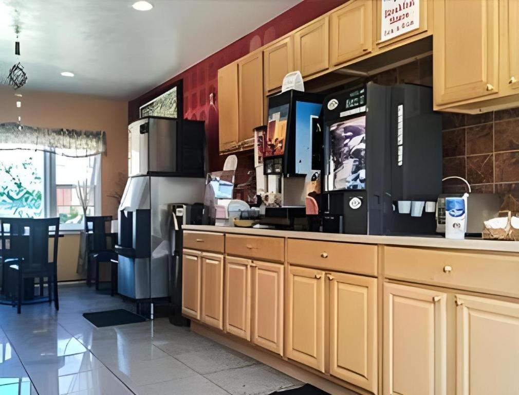 Travelodge By Wyndham Bay Shore Long Island Bagian luar foto
